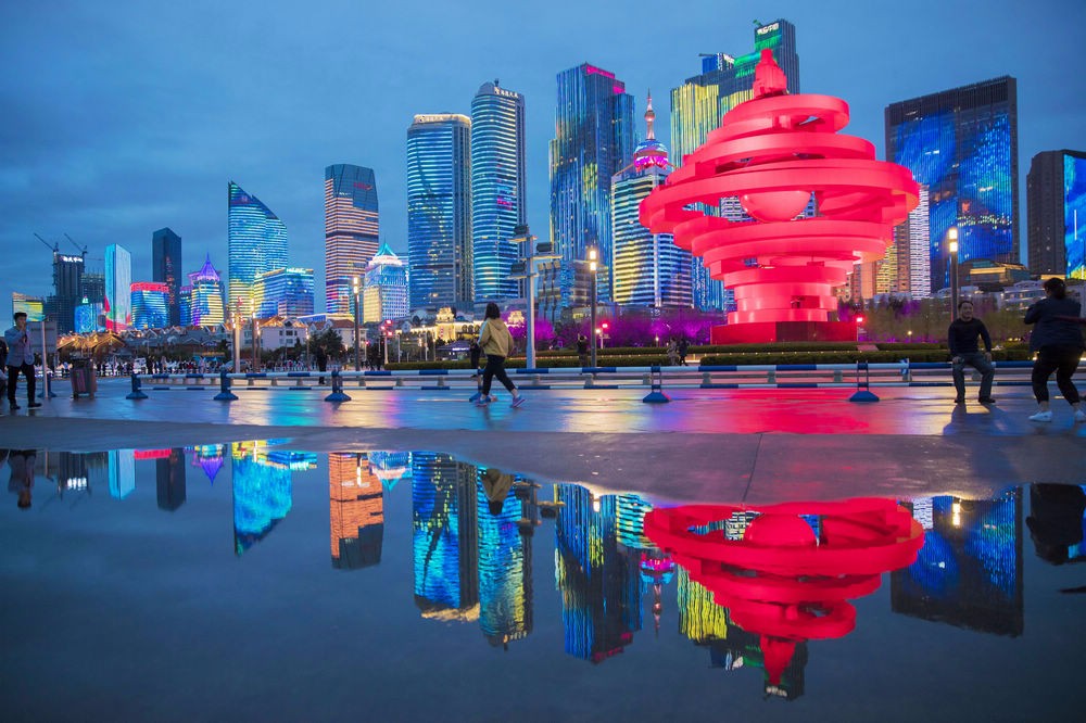 雨后五四廣場 霓虹映海波，夜色更勝晝